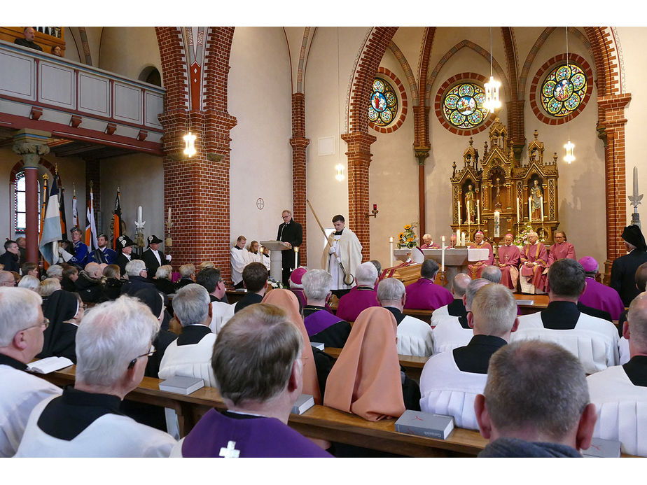 Pontifikalrequiem und Beisetzung von Weihbischof em. Johannes Kapp (Foto: Karl-Franz Thiede)